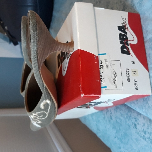 Cute Army Green Heels - Picture 3 of 3